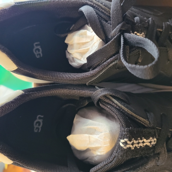 UGG Black ReTrainer Go Anywhere Sneakers 9.5 Excellent Condition & Comfortable - Picture 15 of 16